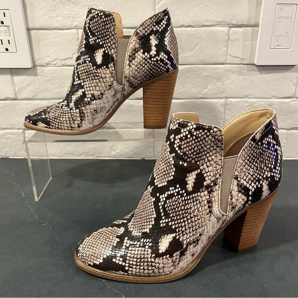 Vince Camuto sz 8 Famhida snakeprint ankle booties - Picture 3 of 14